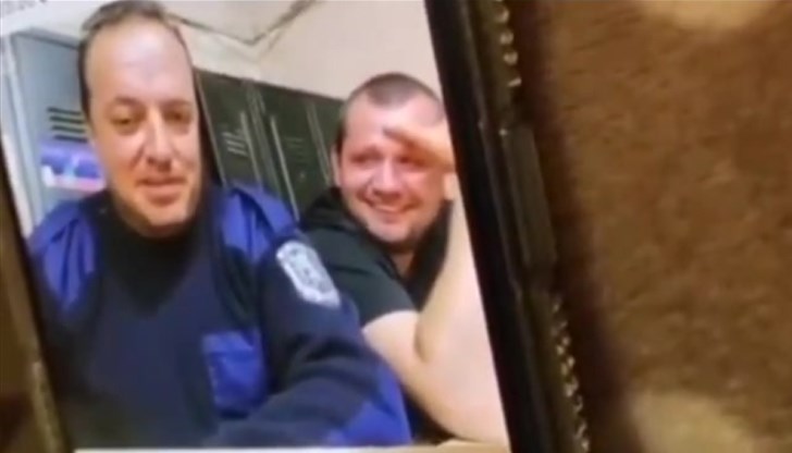 „Щи усуча клитора кът на патка главата“, обещава мъж с полицейска униформа