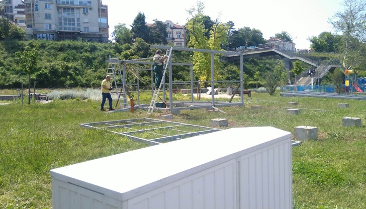 Уж преместваемите павилиони се поставят върху бетонни блокове