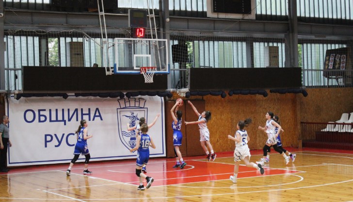 В надпреварата участват 12 отбора от цялата страна