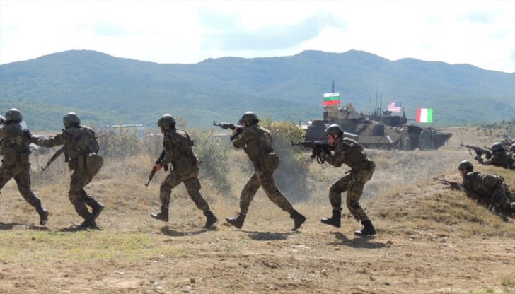 Според адмирал Емил Ефтимов многонационалната бойна група у нас включва над 800 съюзнически военни Според адмирал Емил Ефтимов многонационалната бойна група у нас включва над 800 съюзнически военни