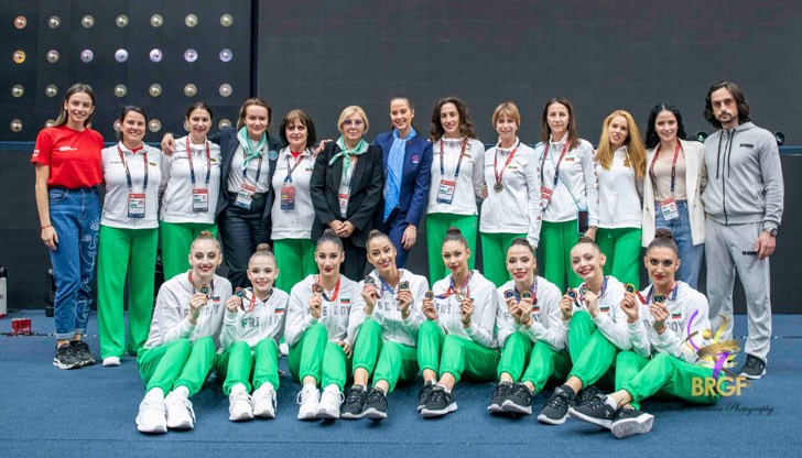 Така за първи път от 1990-а насам ансамбълът ни спечели абсолютно злато, само няколко часа, след като Боряна Калейн го направи в многобоя Така за първи път от 1990-а насам ансамбълът ни спечели абсолютно злато, само няколко часа, след като Боряна Калейн го направи в многобоя