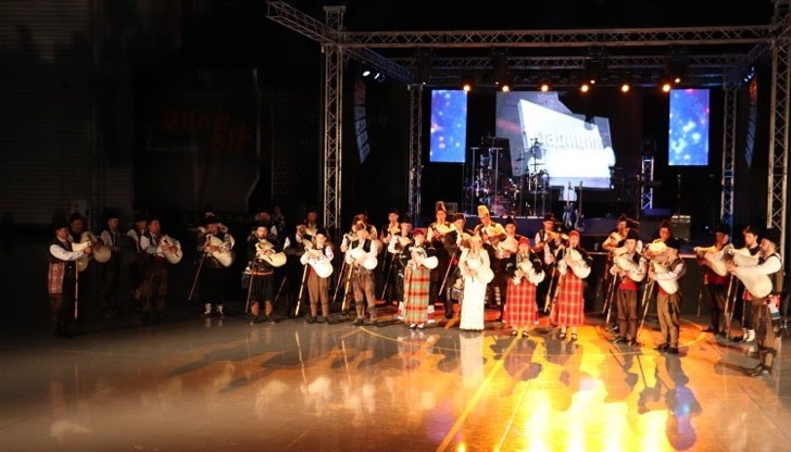 Началото на празничната програма бе дадено с внушително изпълнение на смоленските изпълнители от „101 каба гайди“