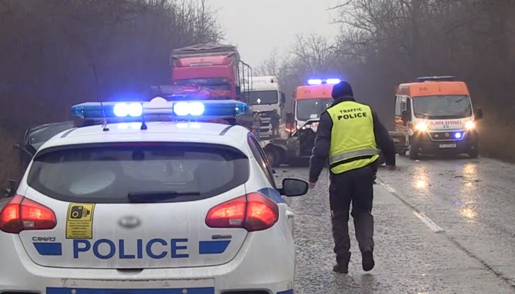 При инцидента леко са пострадали водачът на лекия автомобил и пътничка При инцидента леко са пострадали водачът на лекия автомобил и пътничка