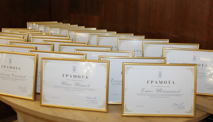 В навечерието на светлия български празник 24 май кметът на Русе Пенчо Милков награди 45 пенсионирани артисти
