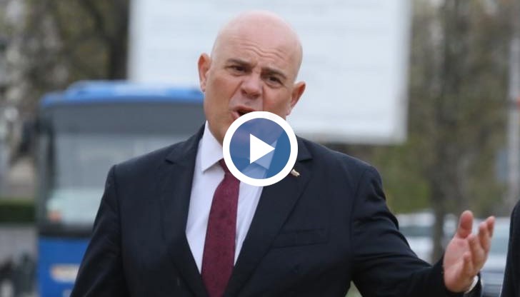 Вероятно главният прокурор е в кабинета си в Съдебната палата