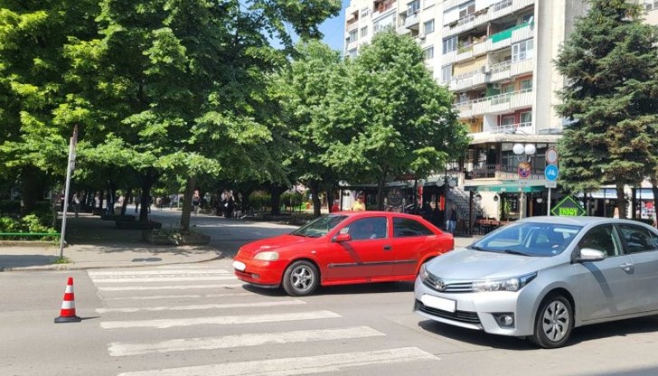 Зад волана е бил 78-годишен водач