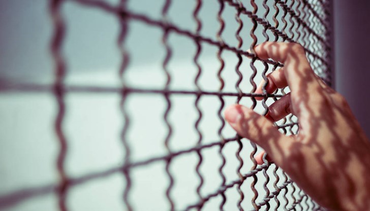 Мъжът трябва да плати и глоба от 5000 лева Мъжът трябва да плати и глоба от 5000 лева