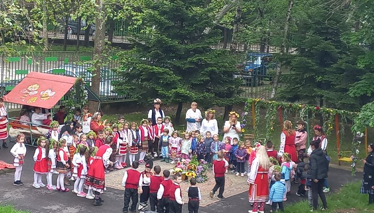 По случай 6 май 80 деца и техните родители и преподаватели се включиха в празника Гергьовски люлки в ДГ „Зора“