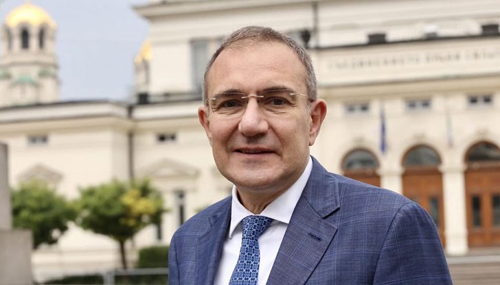 Според Гуцанов това е най-голямото предателство за последните 30 години, тъй като от "Мутри вън!" е станало "Мутри вътре" Според Гуцанов това е най-голямото предателство за последните 30 години, тъй като от "Мутри вън!" е станало "Мутри вътре"