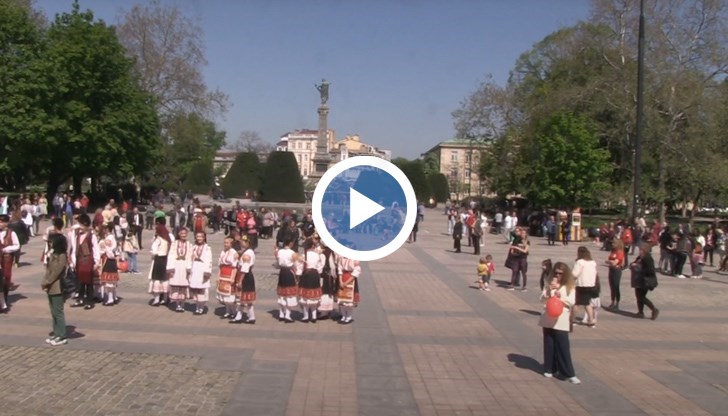 На площада се изви хоро, водено от танцьорите от Фолклорен танцов театър „Найден Киров“