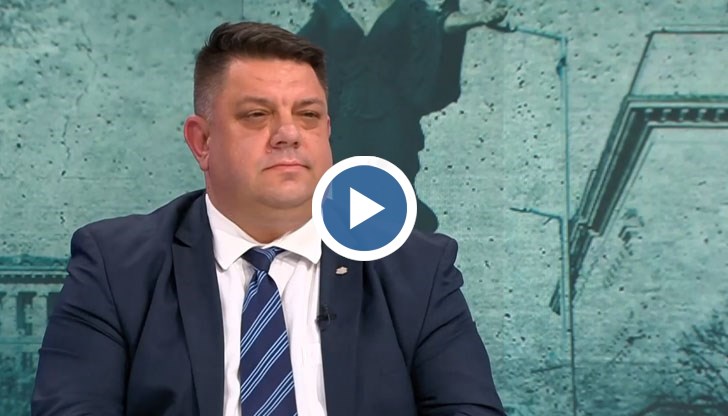 В очакване сме на нещо разумно и диалог. Виждаме тупкане на топката, отсече той