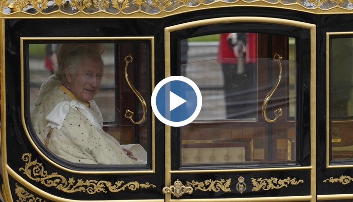Кралят и кралицата пристигнаха с каляска в Уестминстърското абатство