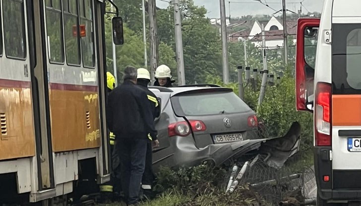 Трамвай блъсна кола