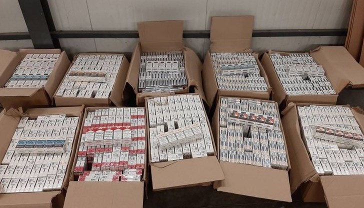 Митническите служители са иззели 2560 кутии цигари и 380 пакета с тютюн