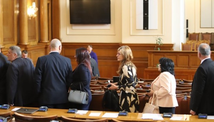 Депутатите от ГЕРБ - СДС напуснаха залата