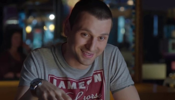 Една от любимите роли на българския зрител, която изиграва Александър Сано, е като Здравко Киселов – Косъма в сериала „Под прикритие Една от любимите роли на българския зрител, която изиграва Александър Сано, е като Здравко Киселов – Косъма в сериала „Под прикритие