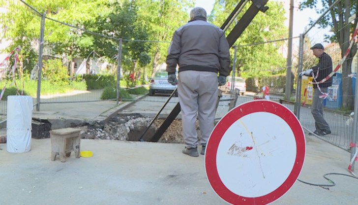 Изкоп, обграден със забранителни знаци, спира движението по улица „Янтра“ до кръстовището ѝ с една от основните пътни артерии в района на Русенския университет