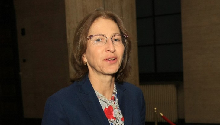 Дишева посочи, че 17 от членовете на Пленума на ВСС трябва да гласуват за освобождаването му от поста, за да се случи това