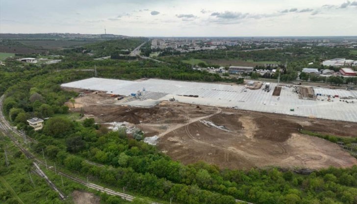 Имотът е държавен и принадлежи на НКЖИ