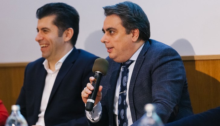 Мотивът е, че Кирил Петков и Асен Василев са извън България, но от ГЕРБ отказват отлагане