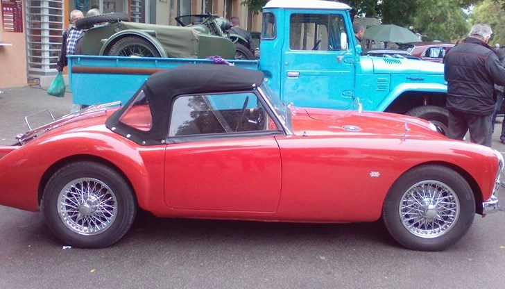 "Шкода Кайпан" на Пламен Бешев впечатли журито на автоизложението, както и "Мерцедес" от 1927 година на Валентин Василев "Шкода Кайпан" на Пламен Бешев впечатли журито на автоизложението, както и "Мерцедес" от 1927 година на Валентин Василев