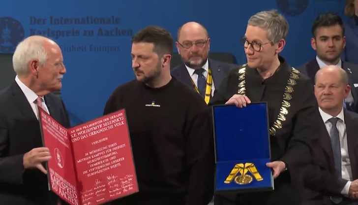 Церемонията започна с едночасово закъснение