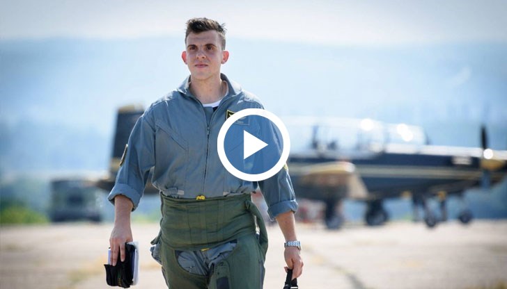 Историята на младши пилот в транспортно-десантната ескадрила на базата във „Враждебна”
