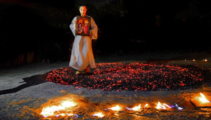 С икони в ръце нестинарите прекрачват с боси крака в жаравата