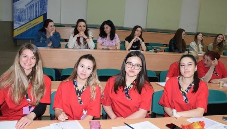 Първите ръце, които поемат живота, който се ражда са тези на акушерката Първите ръце, които поемат живота, който се ражда са тези на акушерката