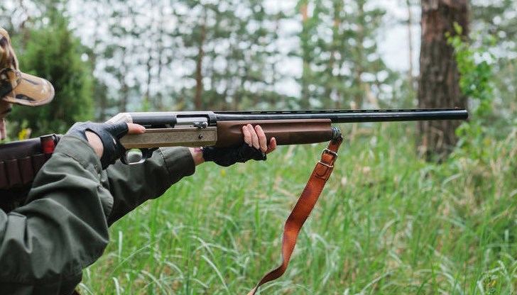 Неизвестен е стрелял по мъжете, докато са били в автомобил, с който са се придвижвали в гората Неизвестен е стрелял по мъжете, докато са били в автомобил, с който са се придвижвали в гората