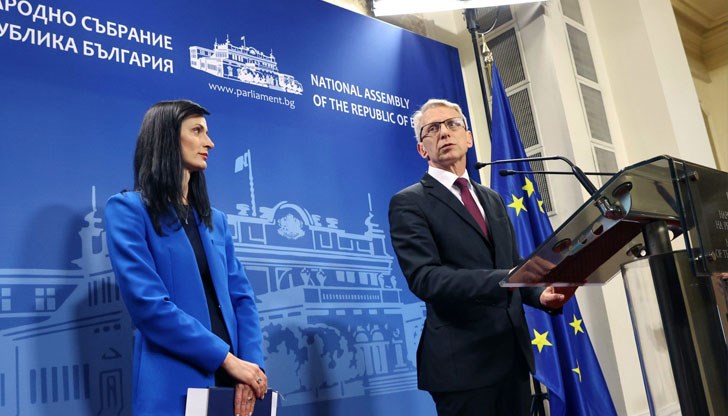 Защото партийните върхове са населени с послушковци, ужасна комбинация от глупави, слаби и страхливи люде, които не могат два дни подред да поддържат една позиция Защото партийните върхове са населени с послушковци, ужасна комбинация от глупави, слаби и страхливи люде, които не могат два дни подред да поддържат една позиция