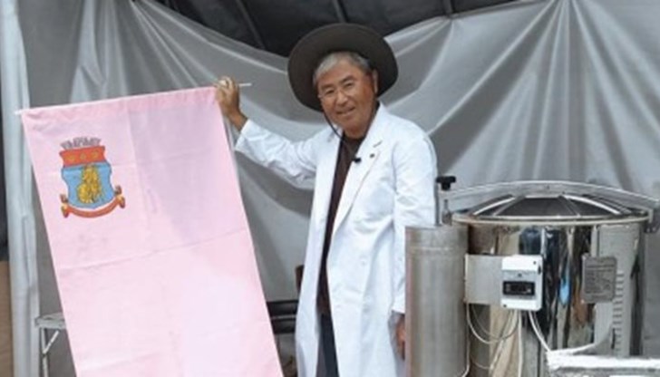 Такеши Шимазаки превърна казанлъшкото село Средногорово в дом на растение, чиято родина е далечна Япония