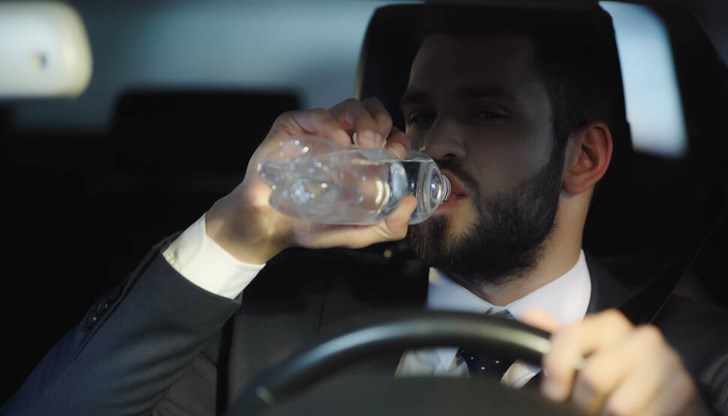 Пътния кодекс гласи, че водачът на автомобил е длъжен да гарантира, че има пълна свобода по отношение на движенията на ръцете си Пътния кодекс гласи, че водачът на автомобил е длъжен да гарантира, че има пълна свобода по отношение на движенията на ръцете си