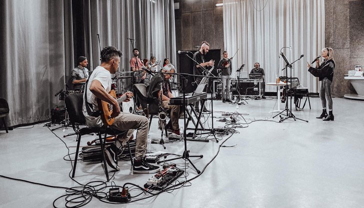 Примата на българската поп музика ще изнесе 15 концерта в 13 български града Примата на българската поп музика ще изнесе 15 концерта в 13 български града