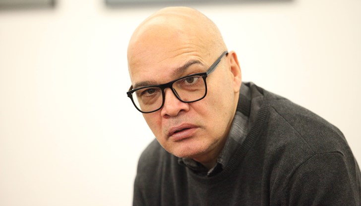 Той си задава и въпроса дали това има връзка с развитието на политическият сюжет за правителство