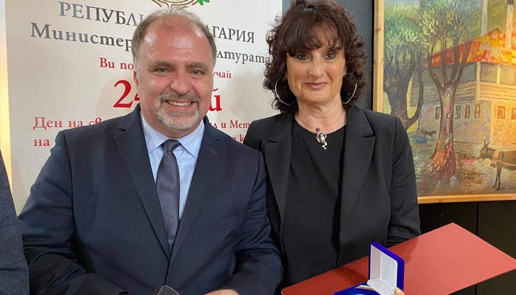 Наградата на г-жа Ренета Рошкева бе връчена лично от министъра на културата