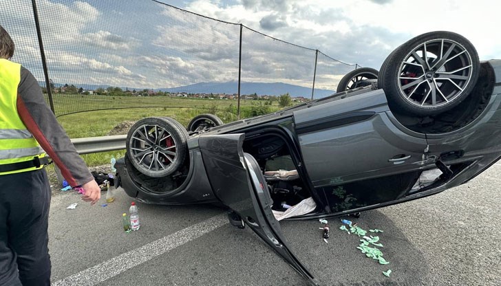 Кола се е обърнала по таван