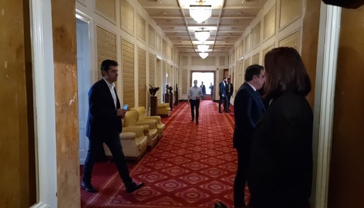 Срещата се проведе в кабинета на председателя на НС и приключи без изявления за медиите Срещата се проведе в кабинета на председателя на НС и приключи без изявления за медиите