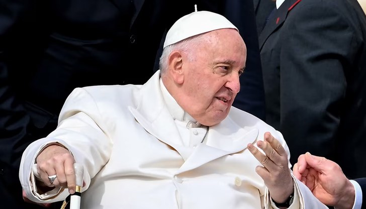 Държавният секретар на Ватикана заяви, че понтифът е "уморен"
