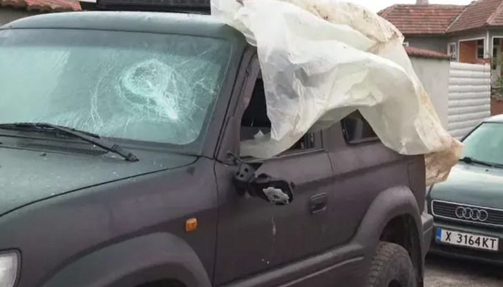 Три автомобила на семейството са изпотрошени часове след протеста срещу войната на пътя