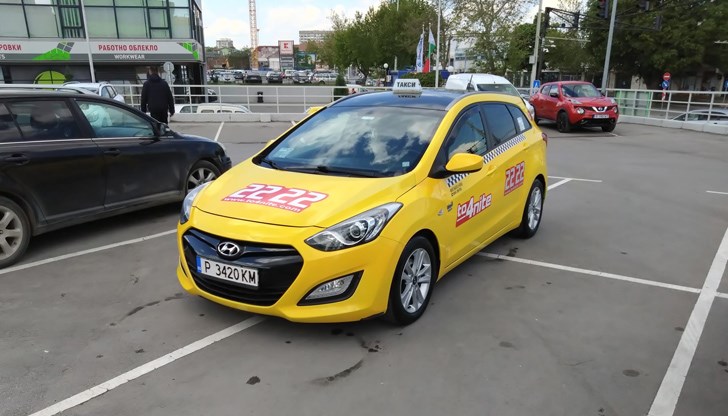 Таксито заема не едно, не две, а цели четири паркоместа пред магазин "Практикер" Таксито заема не едно, не две, а цели четири паркоместа пред магазин "Практикер"