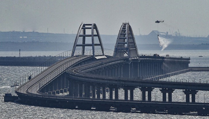 Движението по Кримския мост е временно спряно