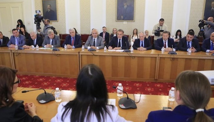 Отсъствието на Бойко Борисов и Корнелия Нинова поставя определени въпроси, заяви Георги Свиленски