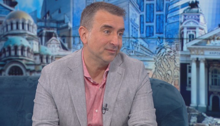 "В "Има такъв народ" имаме усещането за ала-бала още от предишните избори", допълни Ивайло Вълчев