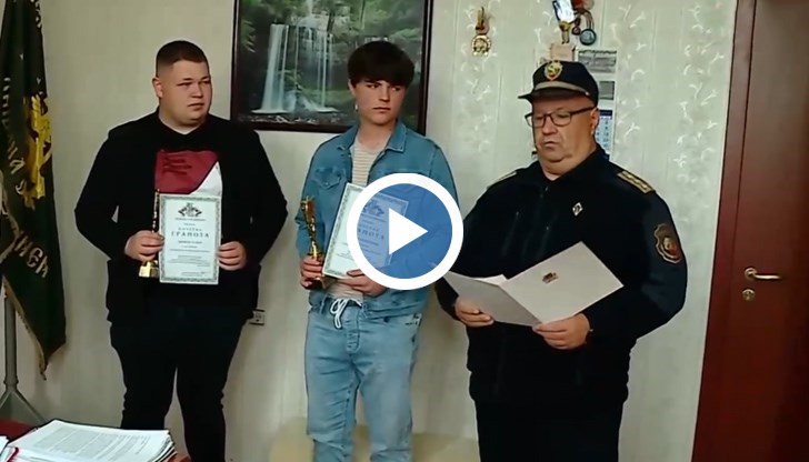 Двамата младежи спасиха възрастен мъж от горяща сграда