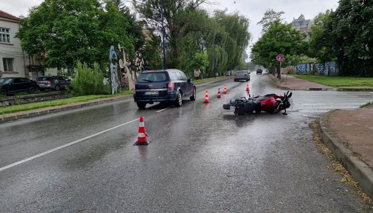 Кола отне предимството на лекаря, яхнал мотор