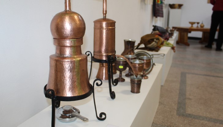 Експозицията съдържа десетки ръчно изработени експонати