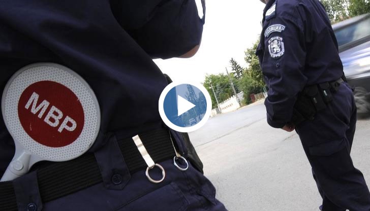 Полицаи са спрели два джипа със смачкани предници