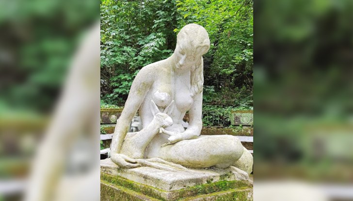 По традиция във водното огледало пред статуята се хвърлят монети за здраве По традиция във водното огледало пред статуята се хвърлят монети за здраве