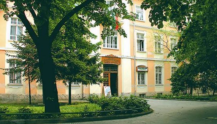 Пред Професионална гимназията по дървообработване и вътрешна архитектура „Йосиф Вондрак“ ще бъде открит паметен знак